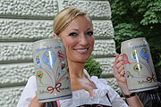 Monika Gruber mit dem neuen Hofbräu Zeltkrug 2011 (@ Foto Ingrid Grossmann)